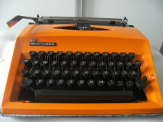 Masina de scris mecanica Triumph Contessa,veche, stare buna,de colectie/decor. foto