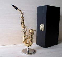 Saxofon alto miniatura foto