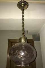 Nr. 421 Lampa veche de tavan interbelica din alama cu abajur din sticla. foto