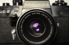 Praktica EE2 cu obiectiv MC Carl Zeiss Jena Pancolar electric f:1.8 50 mm M42 foto