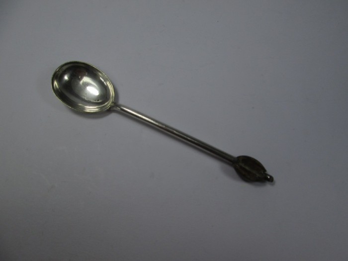 h Lingurita de cafea foarte interesanta, cu piatra montata pe codita argintata