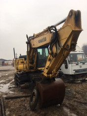 Dezmembrez excavator Komatsu PW170ES-6K pe roti foto