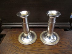 e Pereche sfesnice de metal argintat, placate cu argint