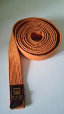centura portocalie pentru arte martiale (karate, judo) foto