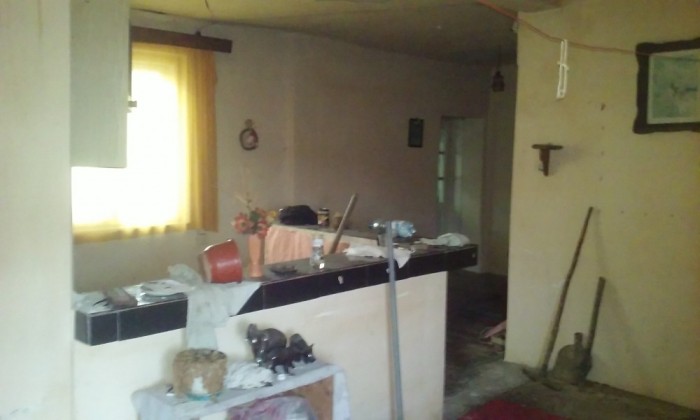 Casaveche strada Amatiului, 13,5 ari teren, 4 camere, contorizata, intre case foto mare Casaveche strada Amatiului, 13,5 ari teren, 4 camere, contorizata, intre case foto mare