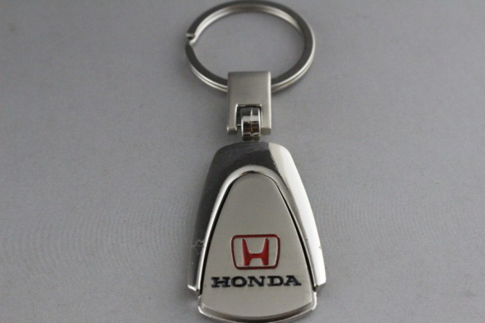 Breloc auto pentru HONDA metalic argintiu + cutie simpla cadou foto mare Breloc auto pentru HONDA metalic argintiu + cutie simpla cadou foto mare
