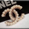 Brosa cu Strasuri si Perle inspiratie CHANEL