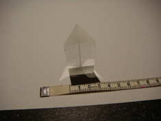 Prisma optica triunghiulara sticla /dispersie lumina foto