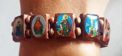 Bratara elastica din lemn cu mini fotografii religioase foto