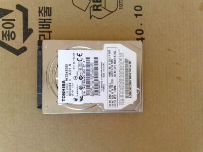 Hard disk LAPTOP 2,5&amp;#039; Toshiba MK3263GSX 320g - DEFECT foto