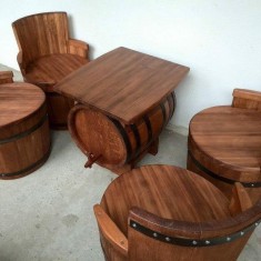 Mobilier din butoaie , raft din butoi , scaun din butoi, masa din butoi , foto