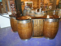 Bar rustic din butoaie de lemn foto