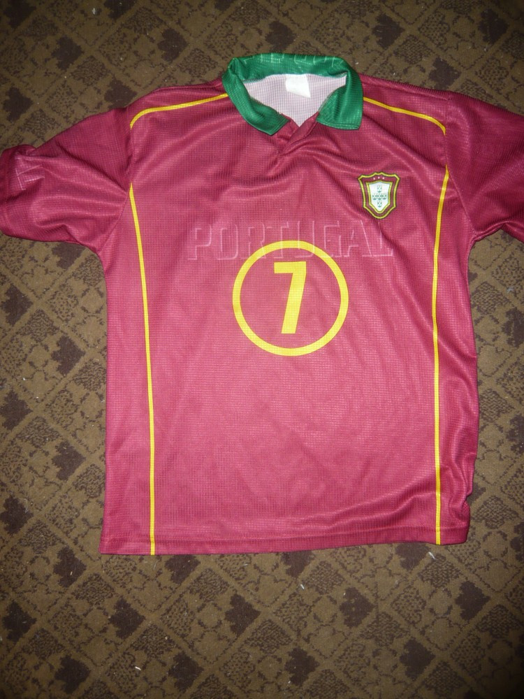 Tricoul Echipei Nationale Fotbal a Portugaliei ,Jucator Figo nr 10, S,  Burgundy | Okazii.ro