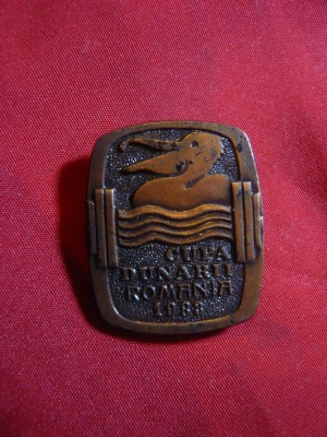 Insigna Cupa Dunarii la Haltere - Romania 1983 , metal , h= 3 cm foto