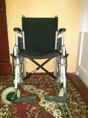 Fotoliu rulant manual cu roti pentru persoane cu dizabilitate. foto