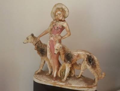 Bibelou vechi statueta - Femeie cu caini de vanatoare, ogari | Okazii.ro