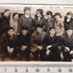 bnk foto - Grup de liceeni in fata Liceului I L Caragiale Ploiesti 1967