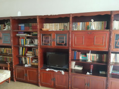 Sufragerie lemn cires: biblioteca, canapea,fotolii,masa. Necesita reconditionare foto