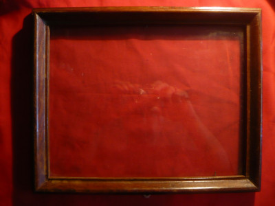 Rama veche din lemn ,cu geam - pt. tablou , dim. exterioara = 32 x 25,6 cm foto