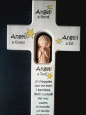 Crucifix din lemn cu ingeras protector pentru bebelusi foto