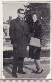 Bnk foto - Ploiesti - Fotografie la Statuia lui I L Caragiale - cca 1965, Alb-Negru, Romania de la 1950, Cladiri