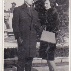 bnk foto - Ploiesti - Fotografie la Statuia lui I L Caragiale - cca 1965