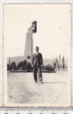 Bnk foto - Banesti - Soldat linga Monumentul lui Aurel Vlaicu - 1958, Alb-Negru, Romania de la 1950, Cladiri