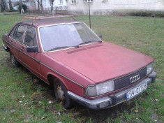 Autoturism vintage Audi 100 foto