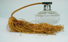 Decor vintage, sticluta veche din cristal pentru parfum cu pulverizator, pompita foto