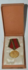 Medalie IN CINSTEA INCHIDERII COLECTIVIZARII AGRICULTURII - 1962 foto