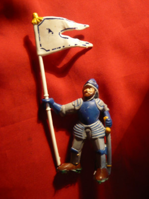 Soldat medieval cu steag, h= 7,5 cm si 13 cm cu steag , plastic , Anglia foto