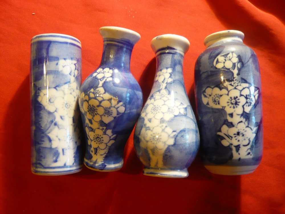Set 4 vaze pt o floare portelan pictat alb-albastru h=10 cm | Okazii.ro
