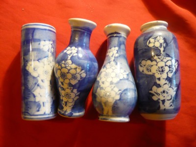 Set 4 vaze pt o floare portelan pictat alb-albastru h=10 cm foto