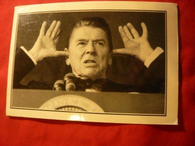 Ilustrata - Personalitati - Ronald Reagan in postura hilara foto