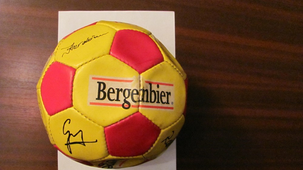 PVM - Minge fotbal BERGENBIER nationala Romania autografe jucatori 2002 -  2004 | Okazii.ro