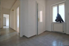 Apartament cu 4 camere decomandat situat ultracentral, ideal pentru birouri. foto