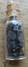 pandantiv sticluta cu fragmente de onix nelustruit foto