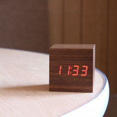 Ceas digital LED cu termometru si senzor de sunet, forma cubica foto