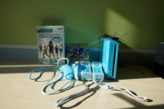 Pachet complet Nintendo Wii Blue Limited Edition + joc &amp;amp; accesorii fitness foto