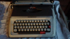 masina de scris portabila + o banda noua sigilata foto