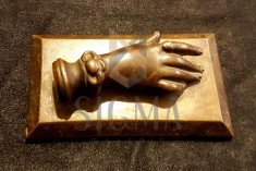 PRESPAPIER, din bronz, accesoriu de birou reprezentand &amp;quot;mana dama&amp;quot; foto