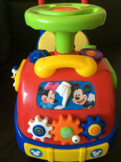 Masinuta Mickey cu lumini, sunete si portbagaj pentru jucarii. foto