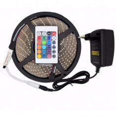 Banda LED RGB cu Telecomanda 5 Metri / 300 Leduri / Rola foto