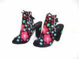 Sandale gen cizme de vara negre cu floricele marime 39, 40+CADOU
