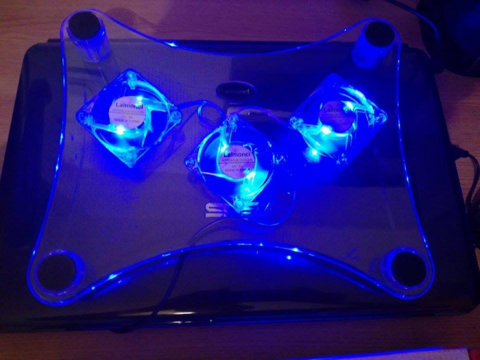 Masuta cooler extern pentru laptop cu 3 ventilatoare + lumina albastra eleganta
