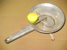 Moulin Legumes Rasnita veche tocator metal functionala.