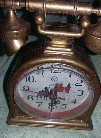 Ceas vechi de masa tip telefon antic,aspect retro,functional,T. GRATUIT
