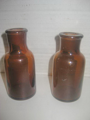 2 Sticle maro Farmacie vechi fara dop inaltime cca 10, diam. 3.5 cm. foto