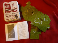 Cutie metalica cu miniteren Fotbal format din 12 cartonase ,10x8cm cutia foto
