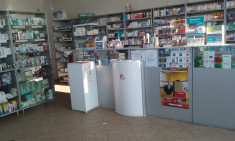 mobilier de farmacie cu rafturi si vitrine foto